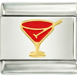 Cocktail rosso nel suo bicchiere dorato